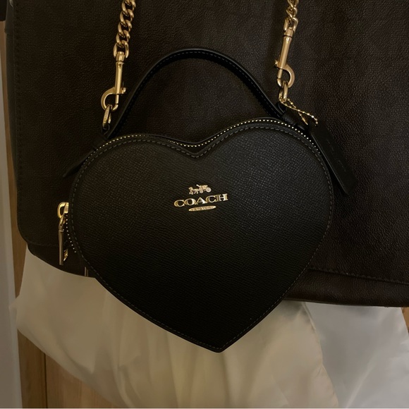 Pre owned Coach bag heart shaped. Worn a handful of times in great condition - Picture 1 of 5